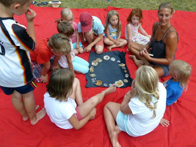 Asanasteine beim Sommerpicknick