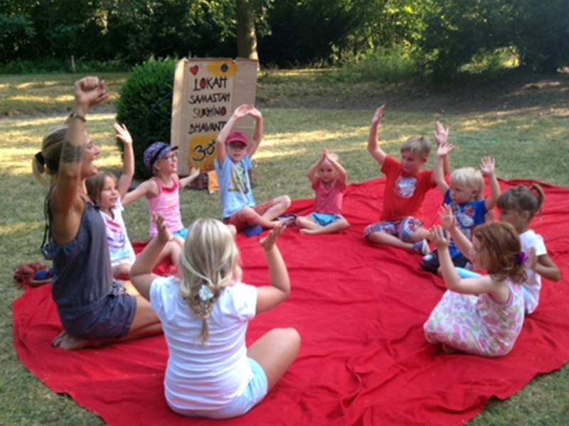 Kinderyoga im Schlosspark