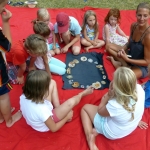 Asanasteine beim Sommerpicknick